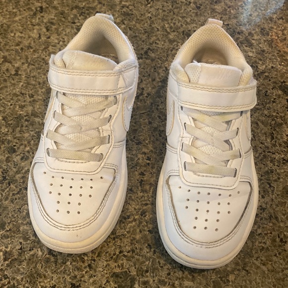 Kids Nike Ebernon low, good condition needs a wash. Size 11. Two pairs available - Picture 1 of 6